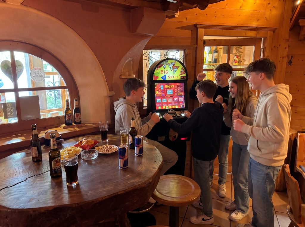 Guests at the gaming machines in the Häxe-Bar