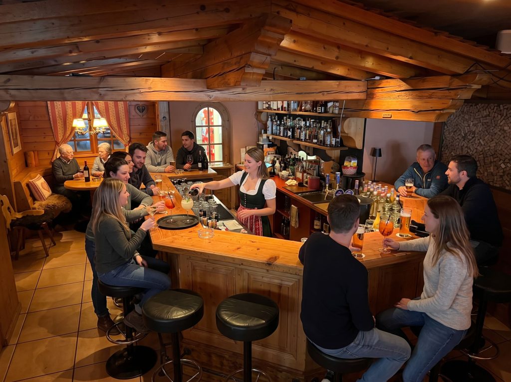 Guests at the cocktail bar of the Häxe-Bar in Klosters